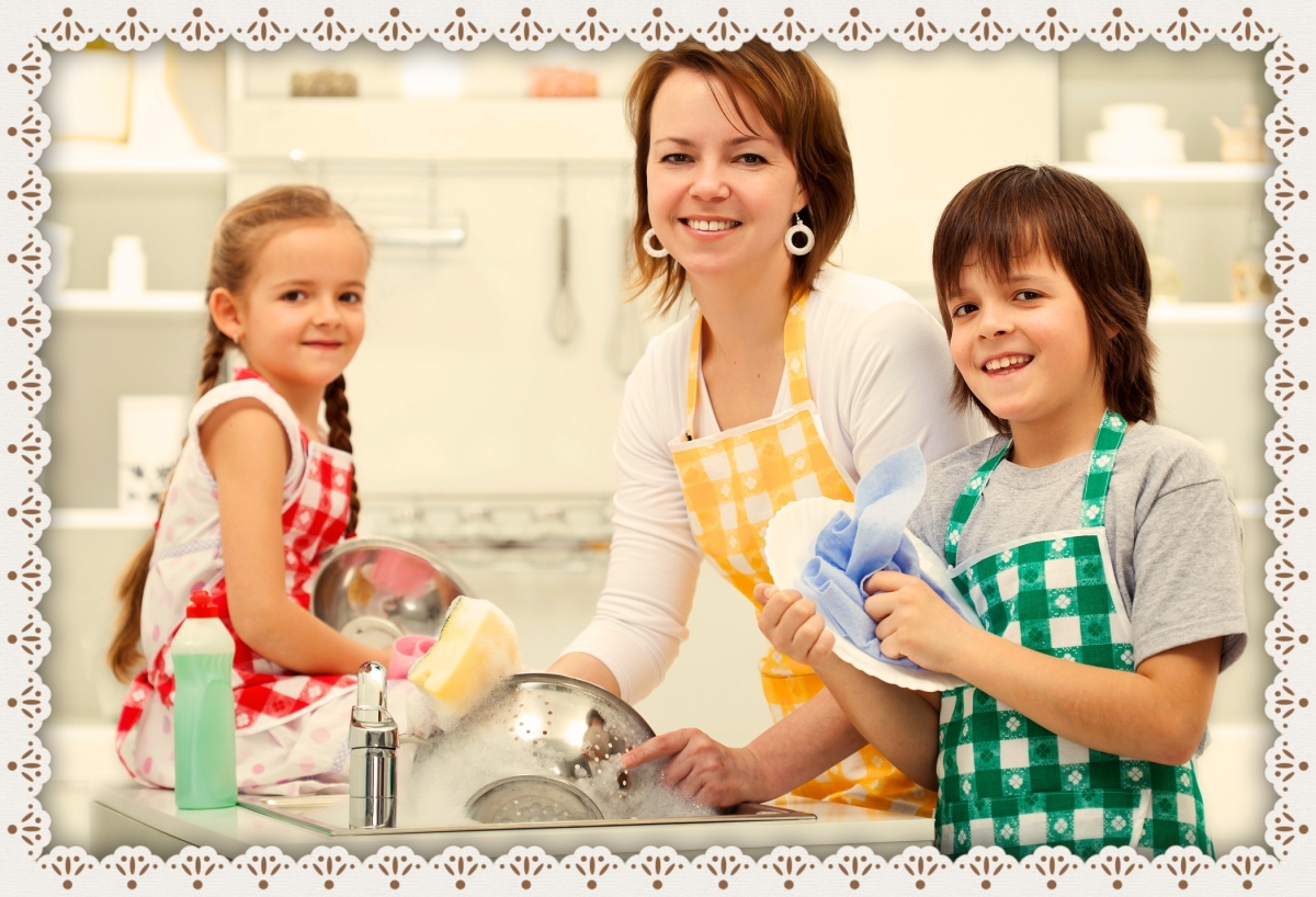 Семья моет посуду. Мама на кухне. Помогать маме по дому. Ребенок помогает по дому. Ребенок моет посуду.